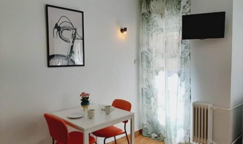 סלאמנקה Arjori Rooms Hostal מראה חיצוני תמונה