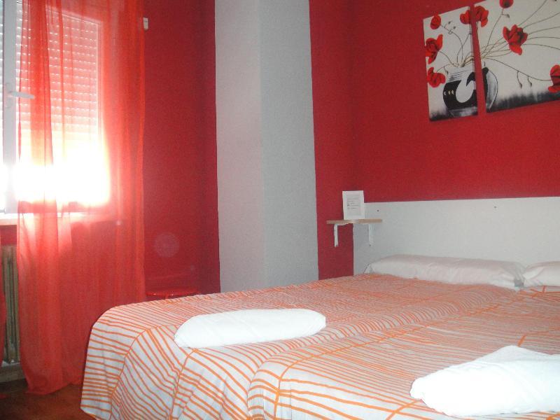 סלאמנקה Arjori Rooms Hostal מראה חיצוני תמונה